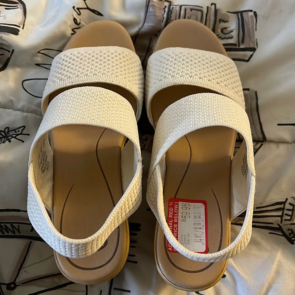 Dr. Scholls women’s heeled sandal in size 9. Sandals have never been worn.